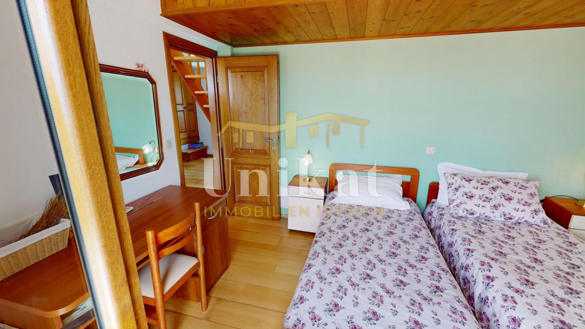 Renovirana kamnita hiša s bazenom